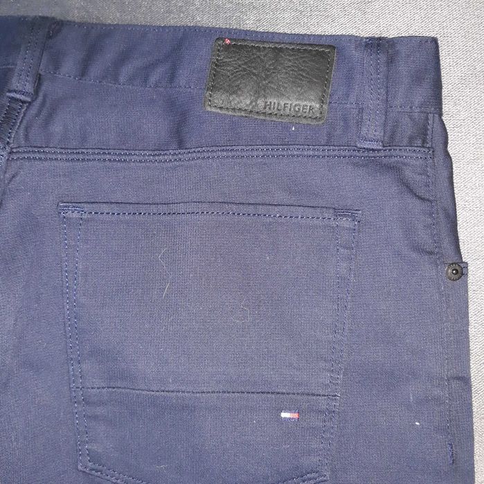 Materiałowe spodnie prążkowane Tommy Hilfiger 33 / 32