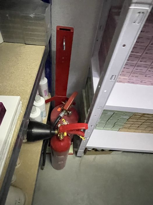 2 Extintores de chao e parede