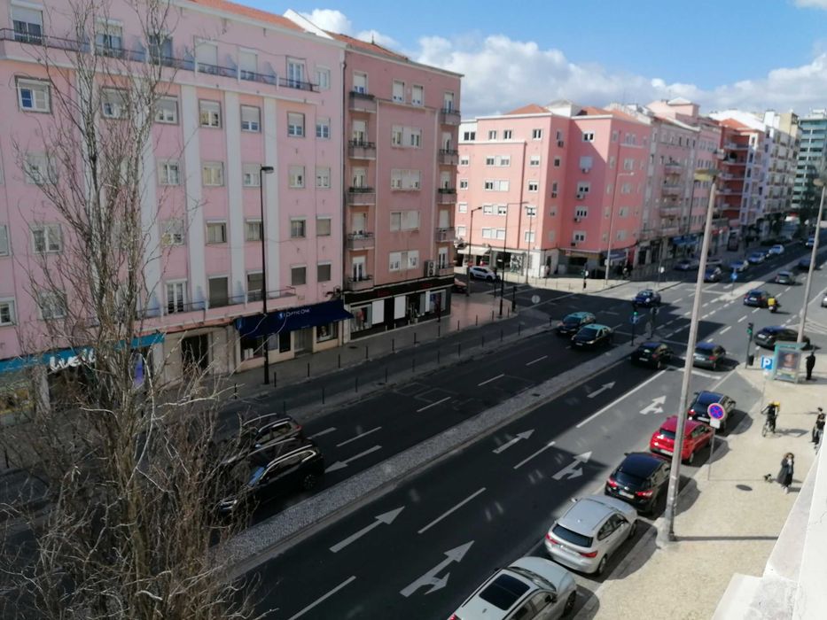Quarto nas Avenida de Roma - Entrada a 1 Setembro
