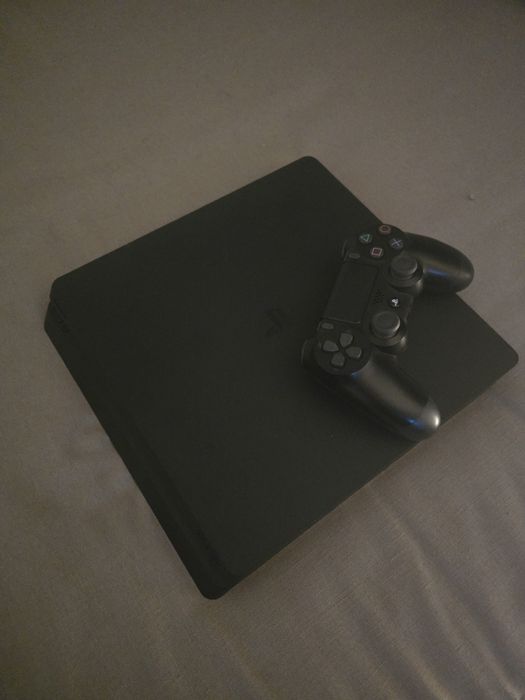 PlayStation 4 1TB + Comando Original (Formatada e Pronta a Usar)
