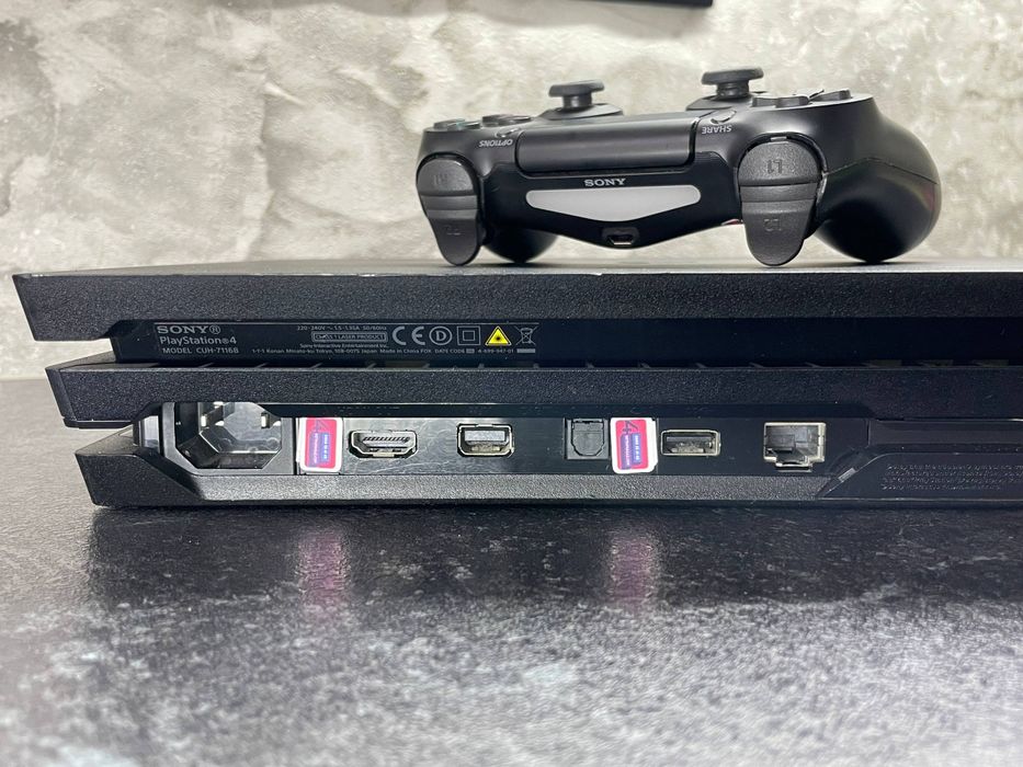Sony PlayStation 4 Pro (CUH-7116B) — 1 ТБ, один джойстик.