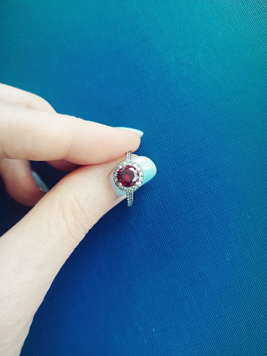 Срібна каблучка з камінцем рубіну