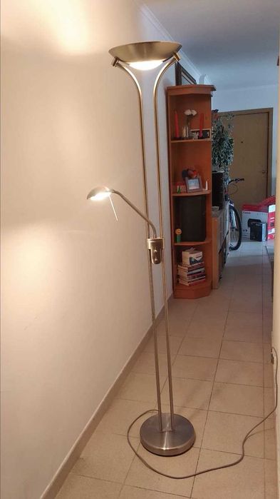 Candeeiro de chão em aço com candeeiro de leitura incluindo LED