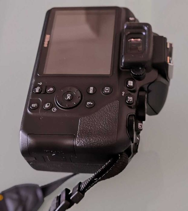 Nikon D3500 + AF-P 18-55 VR - 1.248 disparos, caixa completa