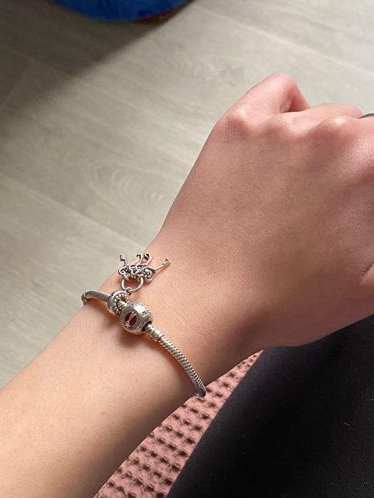 Браслет Pandora.