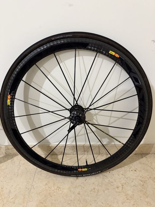Rodas Mavic Carbono Estrada de 40 mm.