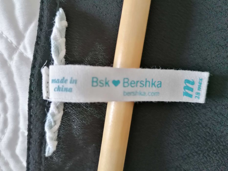 Vestido preto curto e mangas 3/4