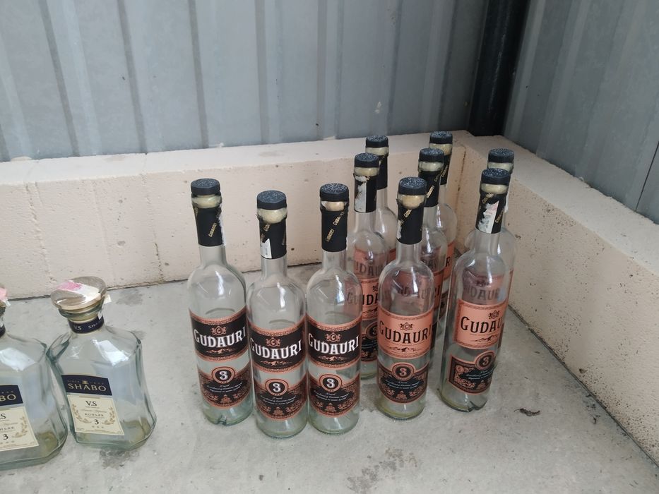 Бутылки пустые от виски, коньяка, водки