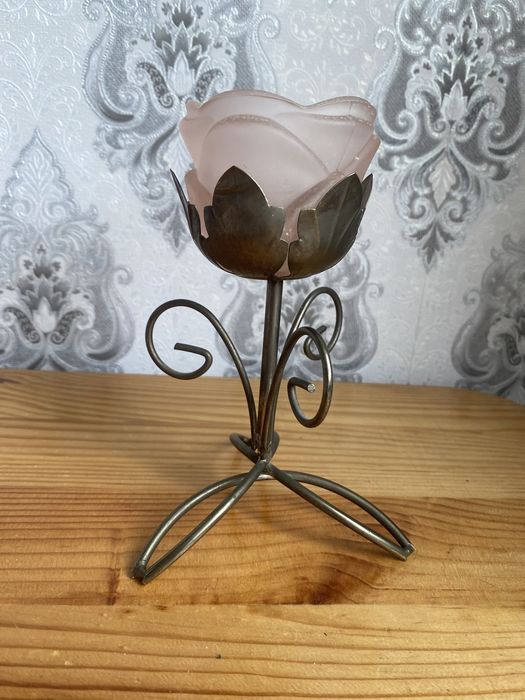 Подсвечник металлический  с стеклянным плафоном.