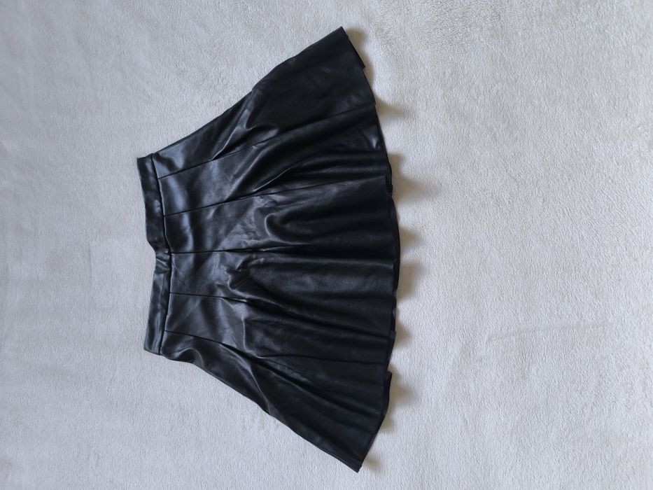 Czarna skórzana spódnica Pull&Bear • S • rozkloszowana • mini