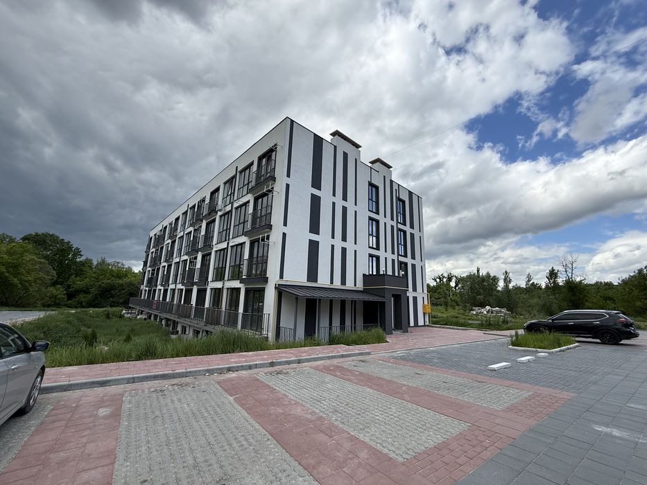 Продається квартира з балконом, поряд бучанський парк. Можна під державні програми. Розвинута інфраструктура магазини, зупинка громад транспорту