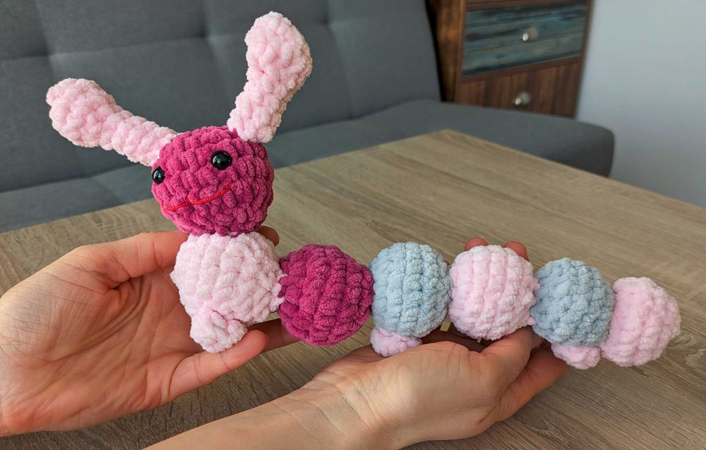 Ręcznie robiona maskotka – Gąsienica z włóczki