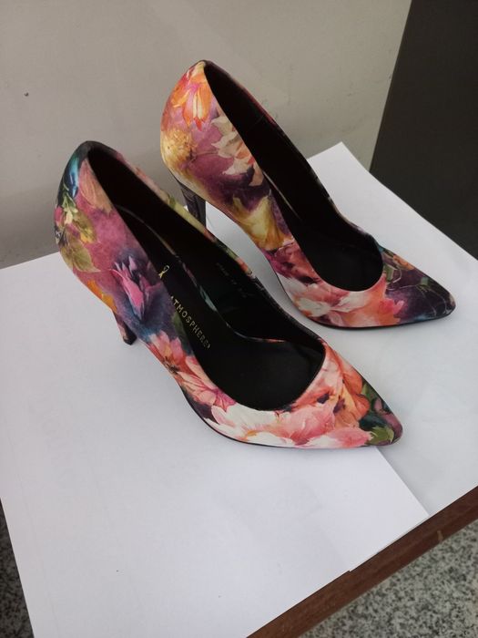 Sapatos de salto alto novos em cetim multicolorido