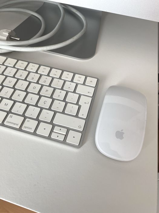 iMac 21.5" (Late 2015) - Intel i5 | 16GB RAM | Com Rato e Teclado Apple