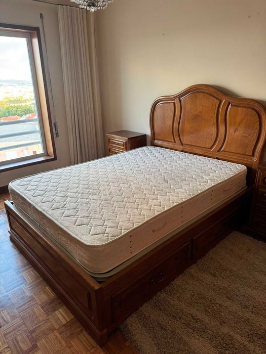 Cama em madeira maciça com gavetas e colchao