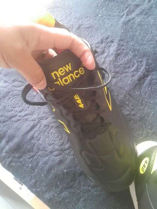 chuteira New Balance Furon V8 Elite TF (ou da versão Team correspondente), especificamente desenhada com uma sola TF (Turf) para relva sintética.
