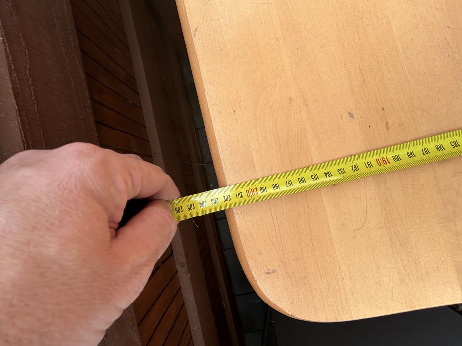 Duży drewniany stół do jadalni