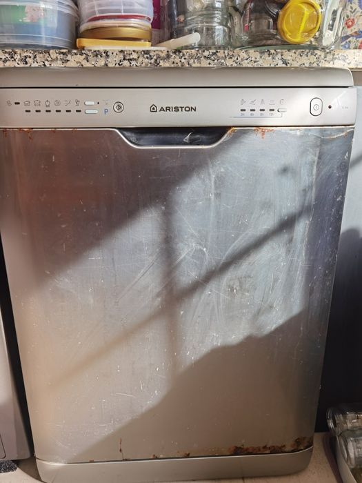 Máquina lavar loiça cinza  e forno elétrico branco Ariston