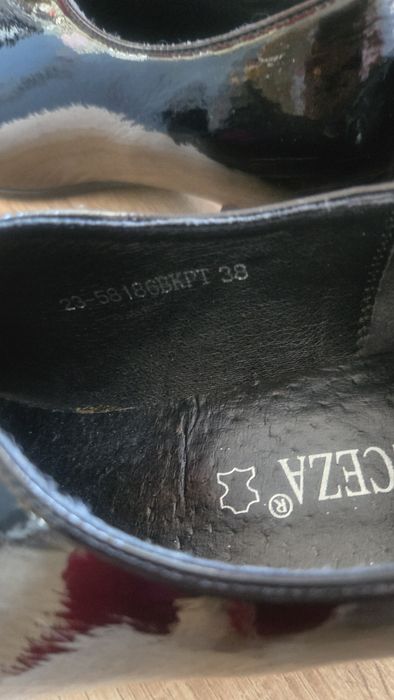 Buty lakierowana czarne z ozdobna elosa