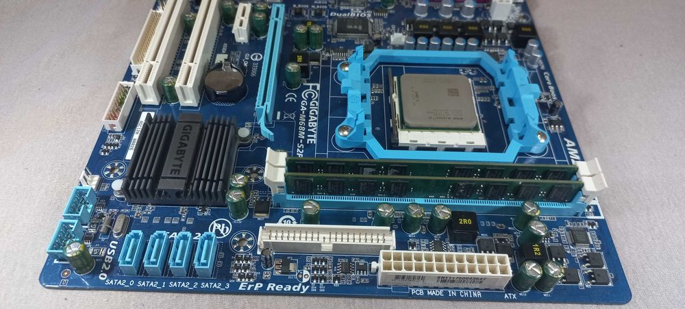 Gigabyte GA-M68M-S2P + AMD II X4 645 + 4гб ДДР2
