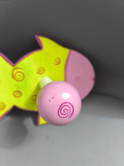 Cabide em madeira para quarto de criança