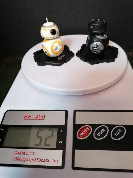 2 figuras de ação da Star Wars, robôs Bb-9e e Bb-8