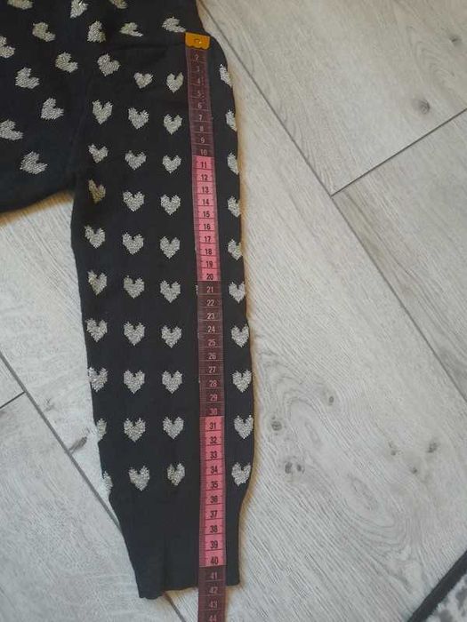 Czarny sweterek w złote serduszka.Look.