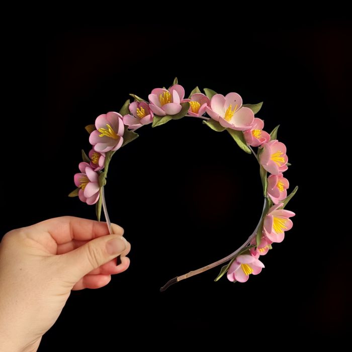 Обруч з квітами на свято весни.Підсніжник,бузок,яблуневий цвіт...