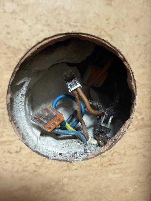 Elektryk z wieloletnim doswiadczeniem