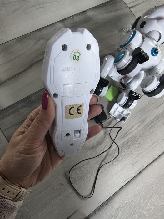 Robopies Cyber Pies jeździ rusza się