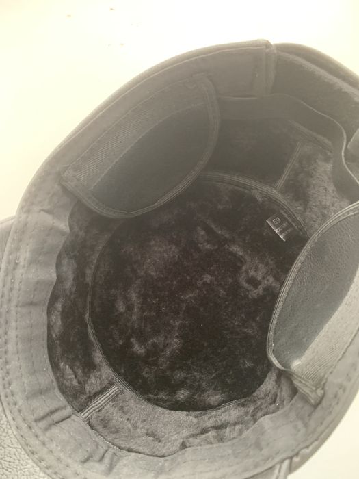 Зимова кепка шкіряна з вушками