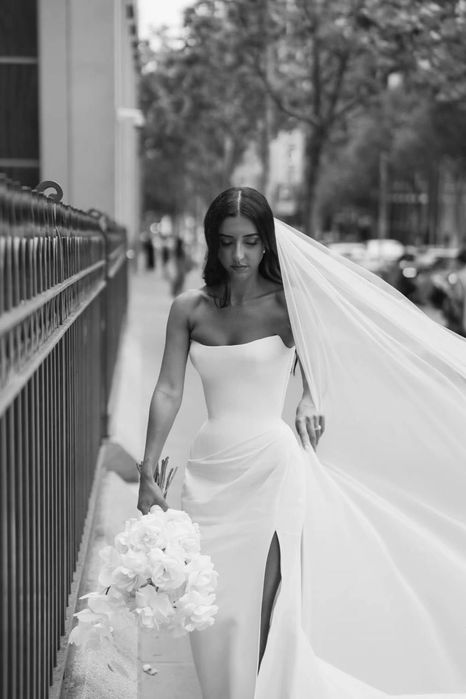 Біла вечірня сукня