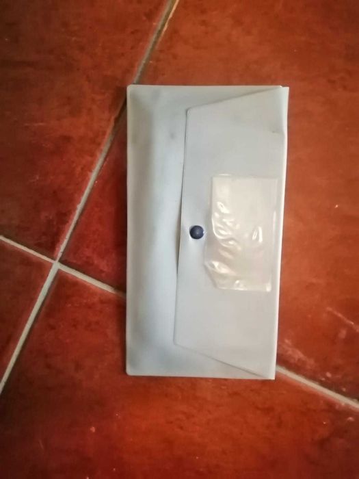 bolsa cinzenta de plastico para documentos