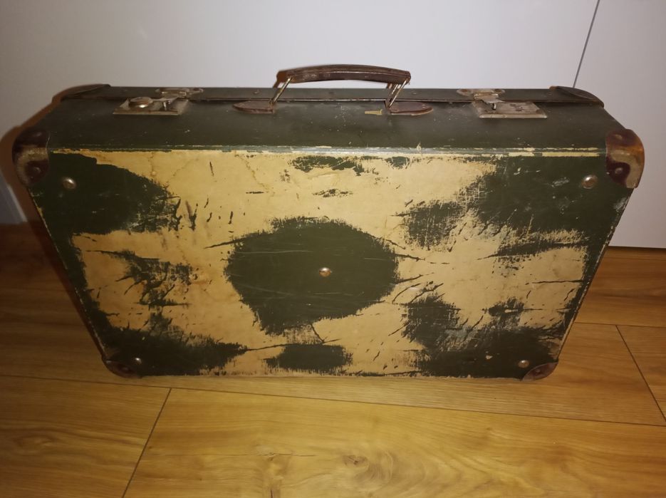 Stara walizka PRL