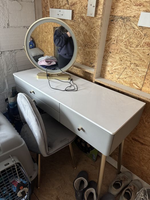 escrivaninha de maquiagem com espelho que da tres tipos de luz