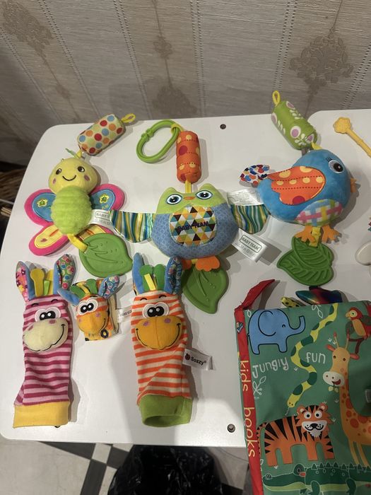 Перші іграшки малюка для розвитку та сенсорики