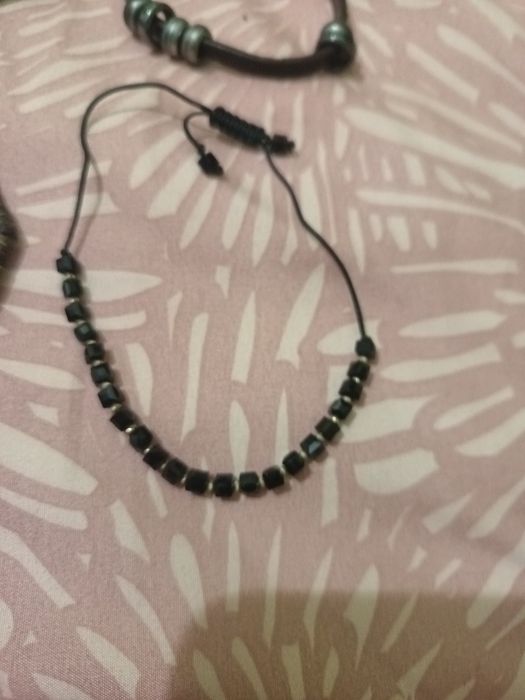 Várias pulseiras cada uma a 0.50 centímetros