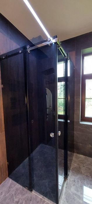 Стеклянная душевая кабина, перегородки перила двери из калённого стекл