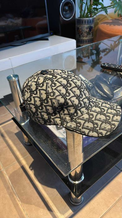 Czapka Dior - luksusowy dodatek w idealnym stanie