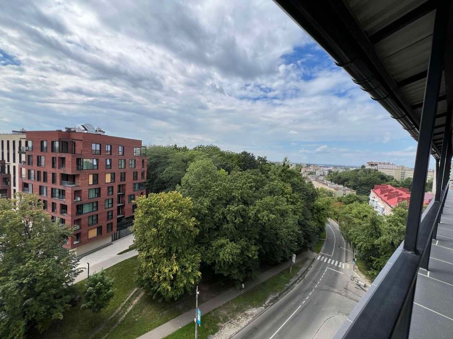 Сучасний офіс з терасою і краєвидом, від власника