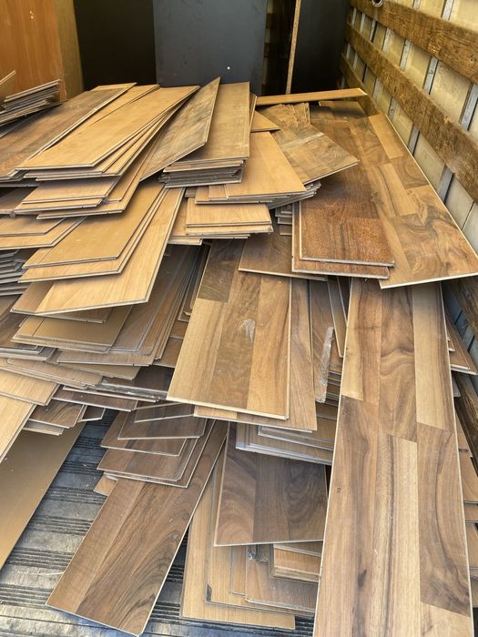 Ламінат б/у  темний  8-5 кв.