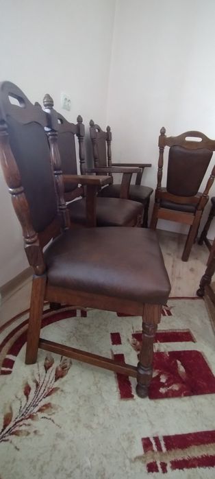Продам дубові крісла зі шкіряною оббивкою.
