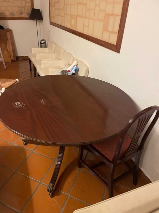 Mesa redonda, extensível, 1 metro e 30cm de diâmetro.