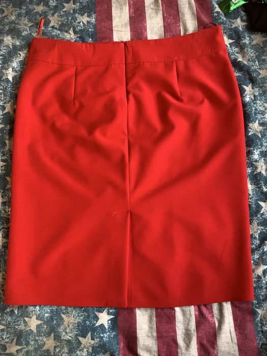 Червона спідниця