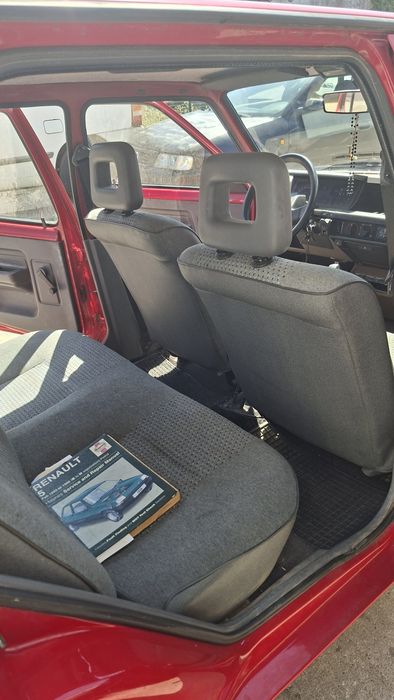 Renault 5 vermelho de 1989