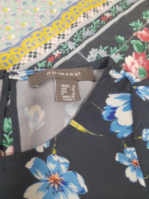Blusa de cavas azul marinho com flores da Primark