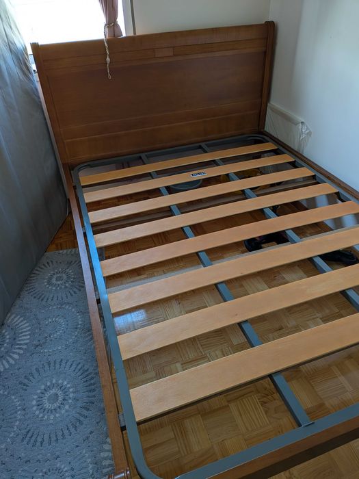 Cama de madeira com colchão - em muito bom estado 140x195 cm