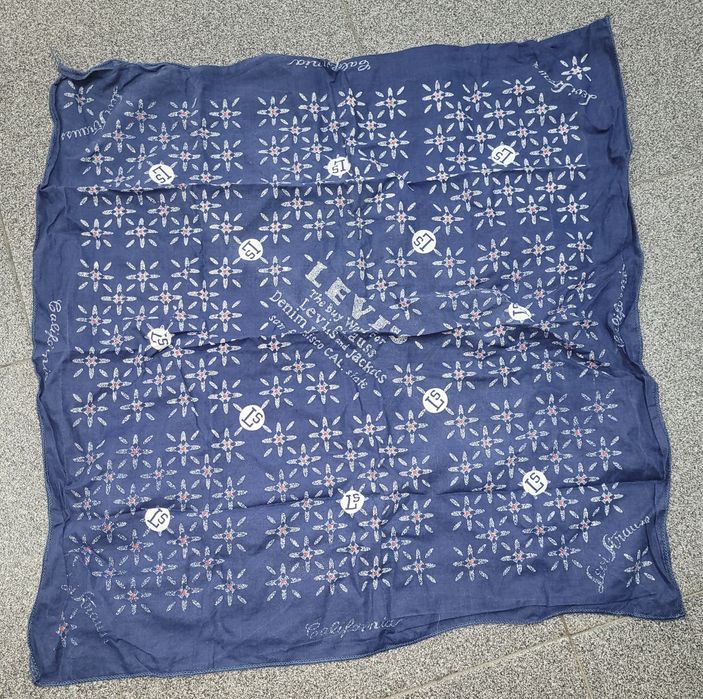 Quatro Lenços Levis