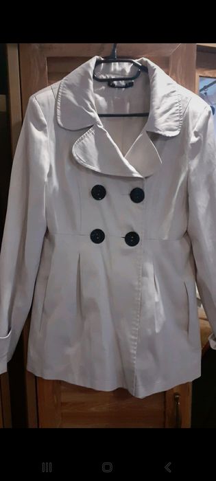 Beżowy trencz w rozmiarze XS