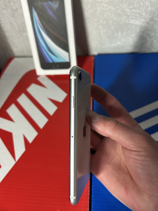 Айфон Се 2020 року